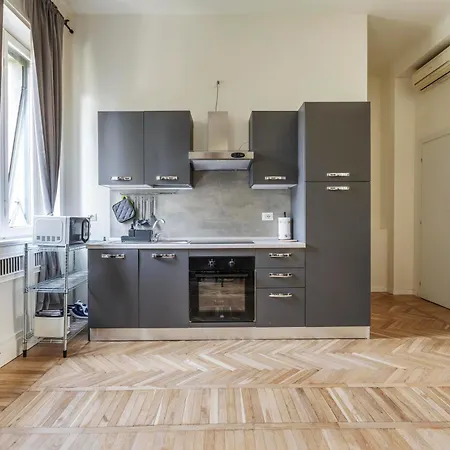 Appartement Elegant Brand New Near Duomo Milaan